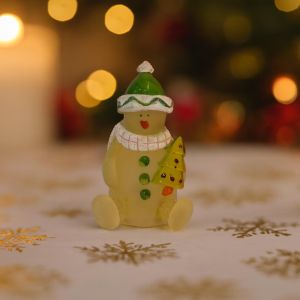 Sneeuwpop met groene muts